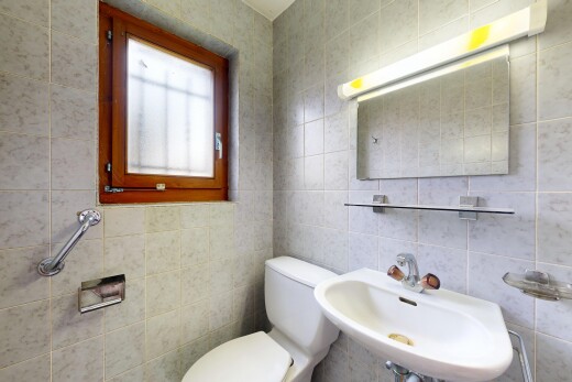 salle de bains avec miroir, toilette, inside property, lumière naturelle, et natural light