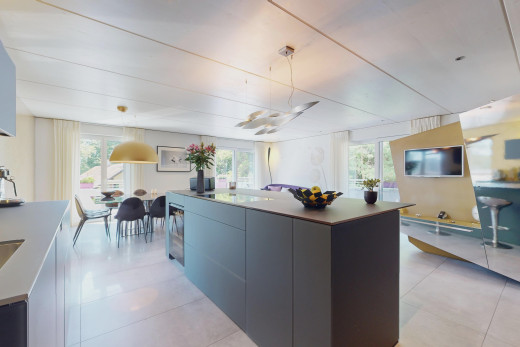 küche mit schränke mit flachen paneelen, kücheninsel, natürliches licht, fernseher, und herd