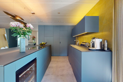 küche mit weinkühler, fliesenboden, blaue schränke, schränke mit flachen paneelen, und herd