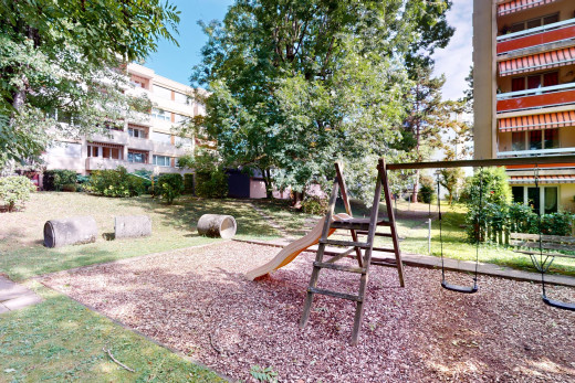 äußeresraum mit spielplatz, balkon, und parkblick