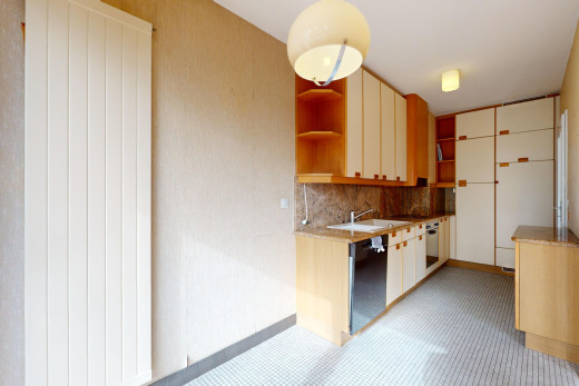 küche mit geschirrspülmaschine, offene regale, waschbecken, küchenrückwand beim herd, und arbeitsplatten