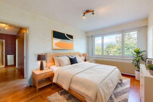 zimmer / schlafzimmer mit kühler, natürliches licht, und parkettboden