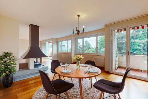 wohn- / esszimmer mit bemerkenswerter kronleuchter, natürliches licht, und parkettboden