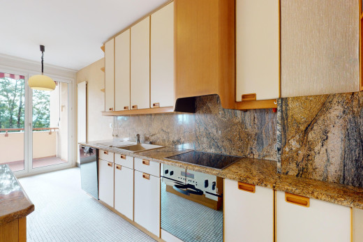 küche mit natürliches licht, weiße schränke, pendelleuchte, und herd