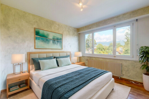 zimmer / schlafzimmer mit kühler, parkettboden, und natürliches licht