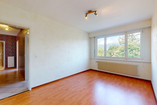 leerer raum mit natürliches licht, fliesenboden, kühler, und parkettboden