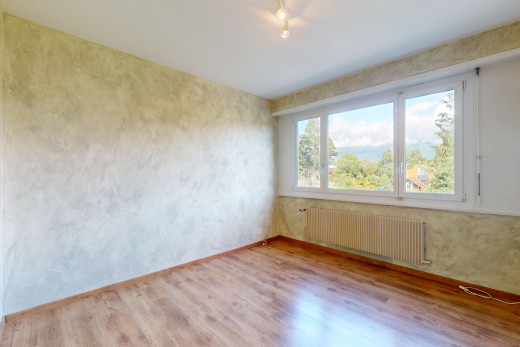 leerer raum mit parkettboden, natürliches licht, und kühler