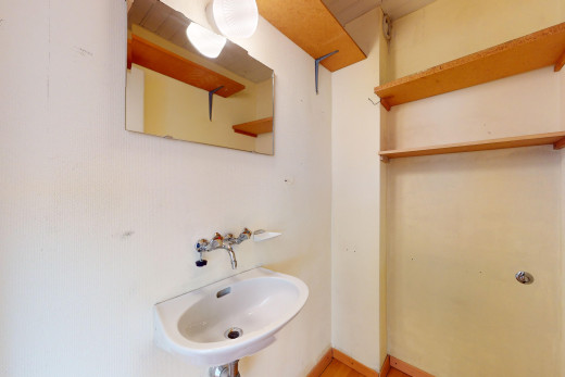 bad mit spiegel und waschbecken