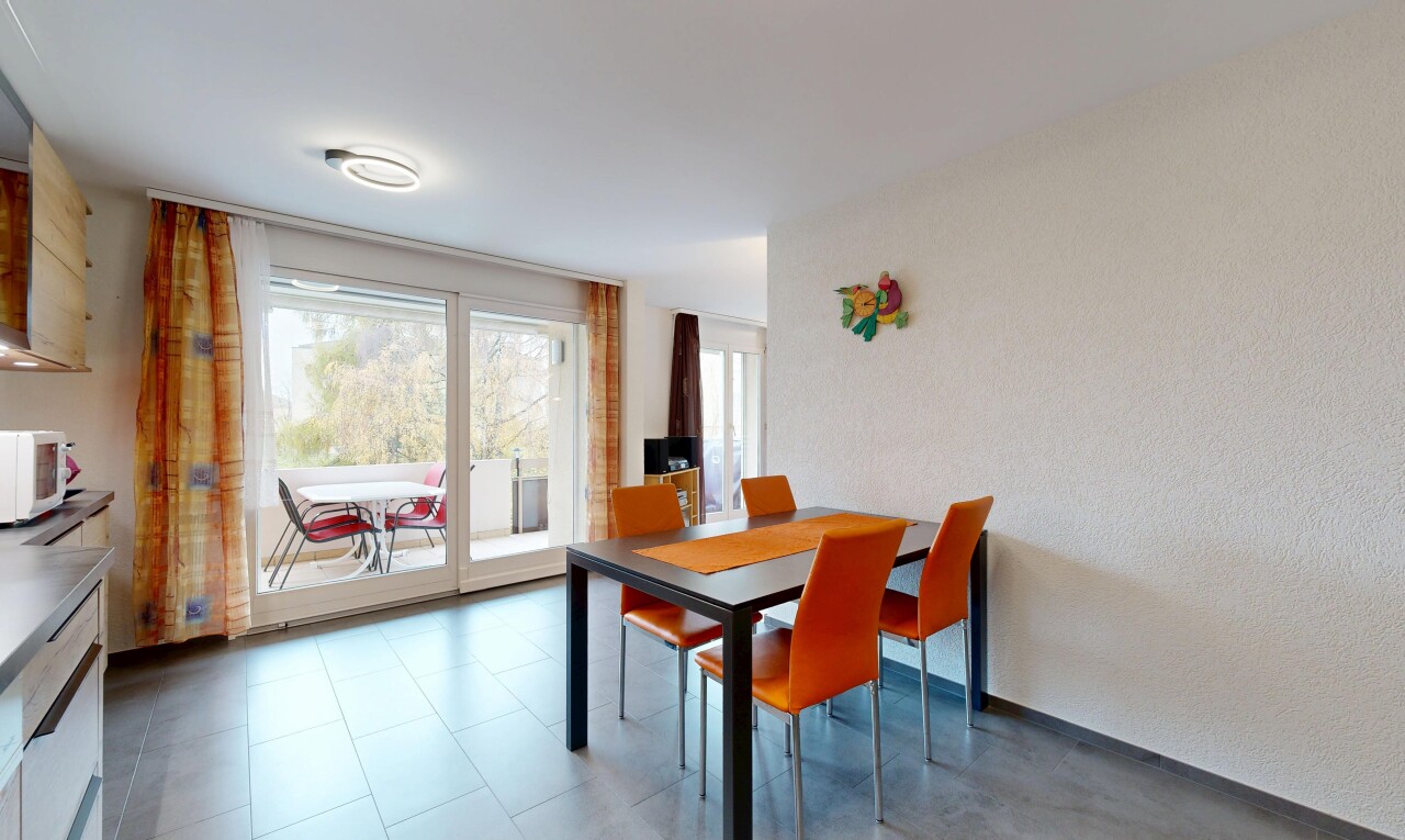 dining space featuring a textured wall
