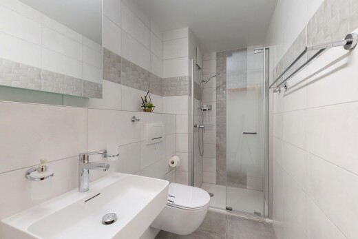 salle de bains avec mur en carrelage, tile wall, évier, salle de bain complète, et miroir