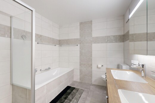 salle de bains avec mur en carrelage, tile wall, bain, salle de bain complète, et inside property