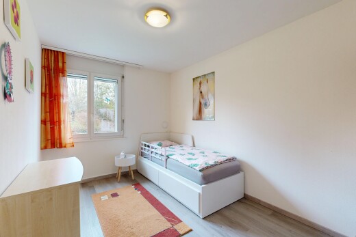chambre avec sol en finition bois, wood finish floor, inside property, lumière naturelle, et natural light