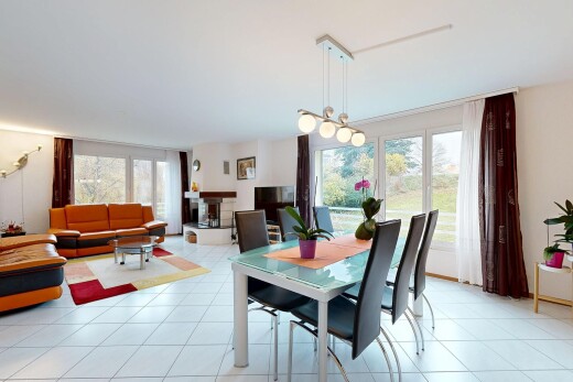 salon / salle à manger avec drywall, cloison sèche, inside property, natural light, et lumière naturelle