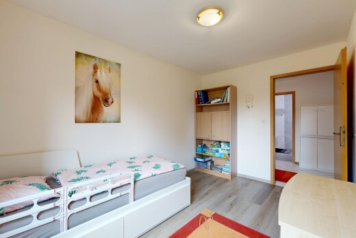 chambre avec sol en finition bois, wood finish floor, cloison sèche, drywall, et inside property
