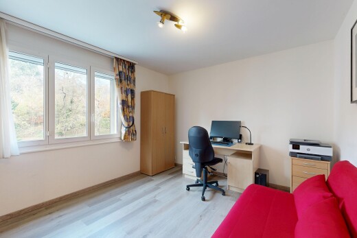 bureau avec natural light, lumière naturelle, inside property, wood finish floor, et sol en finition bois