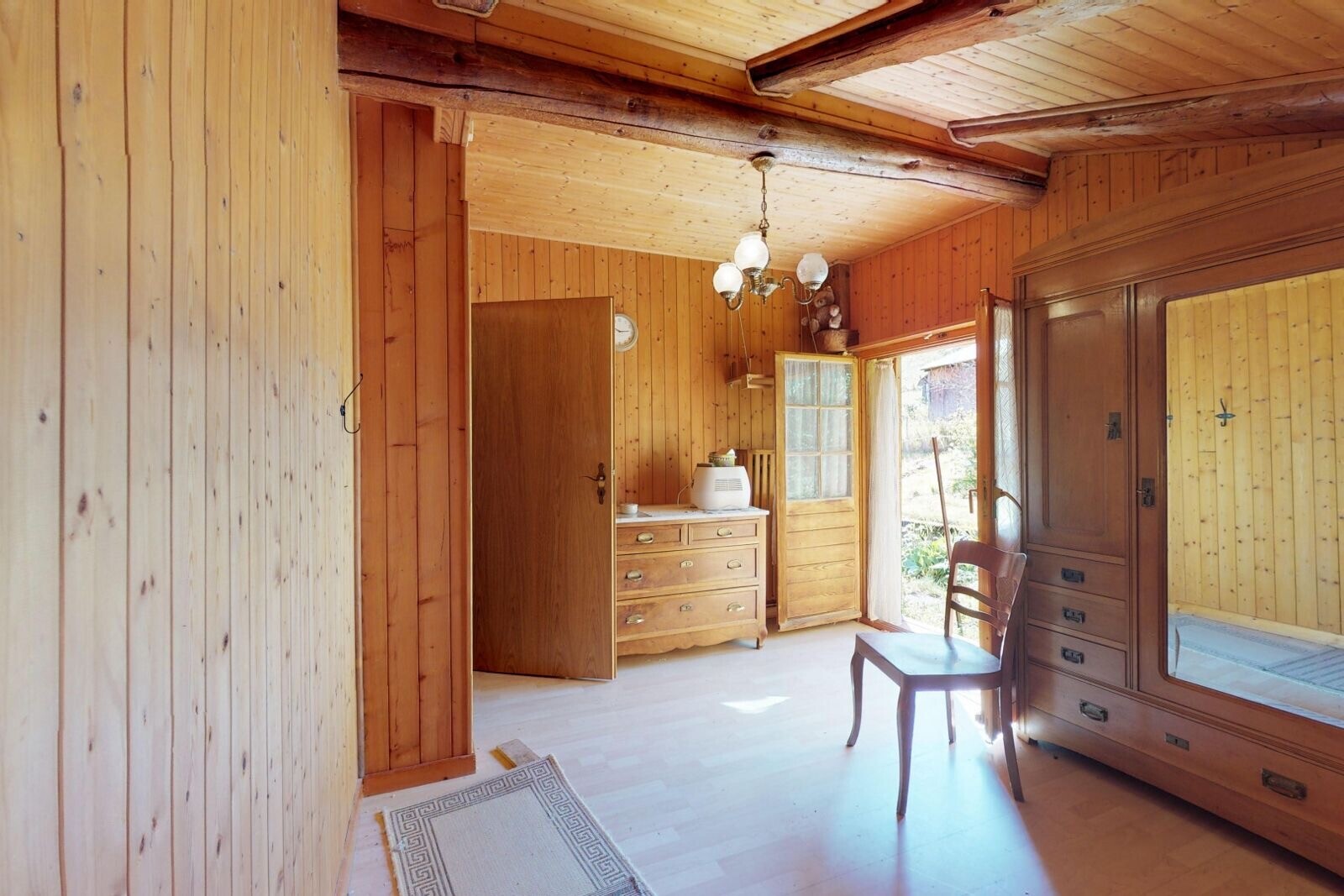 chambre avec lustre remarquable, vaulted ceiling, plafond voûté, inside property, et accès à l'extérieur