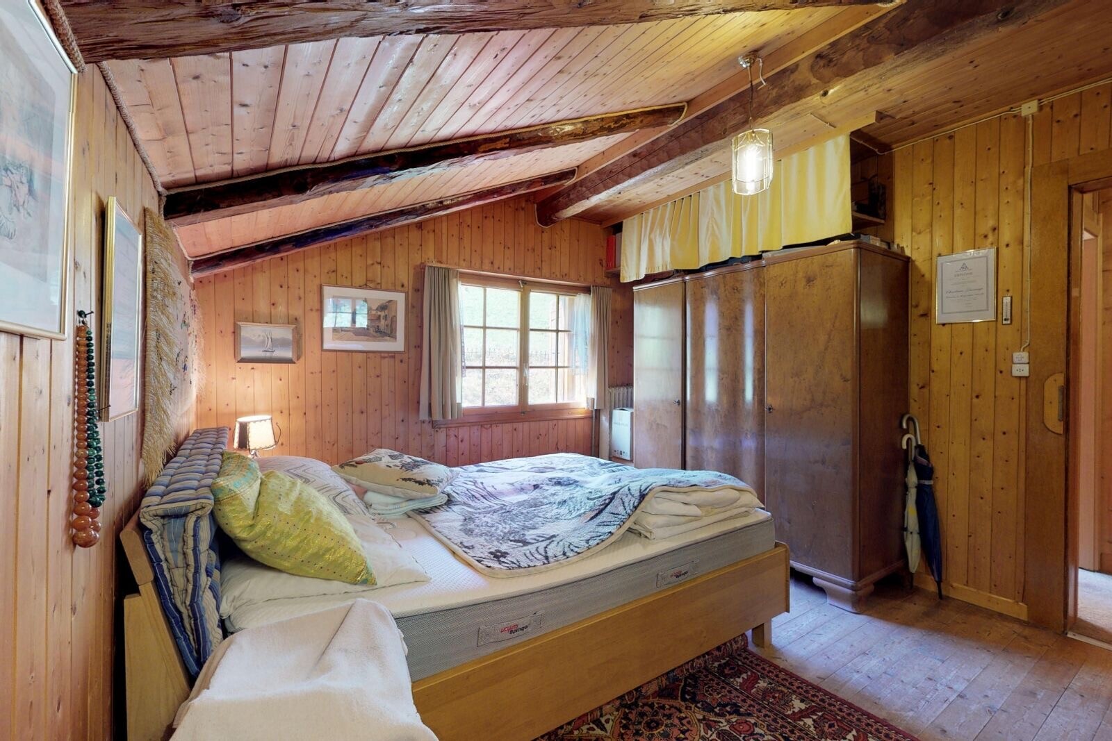 chambre avec wood wall, mur en bois, inside property, wood ceiling, et plafond en bois