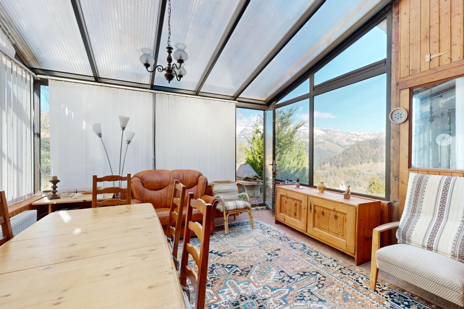 salle à manger avec day time, véranda, inside property, natural light, et lumière naturelle
