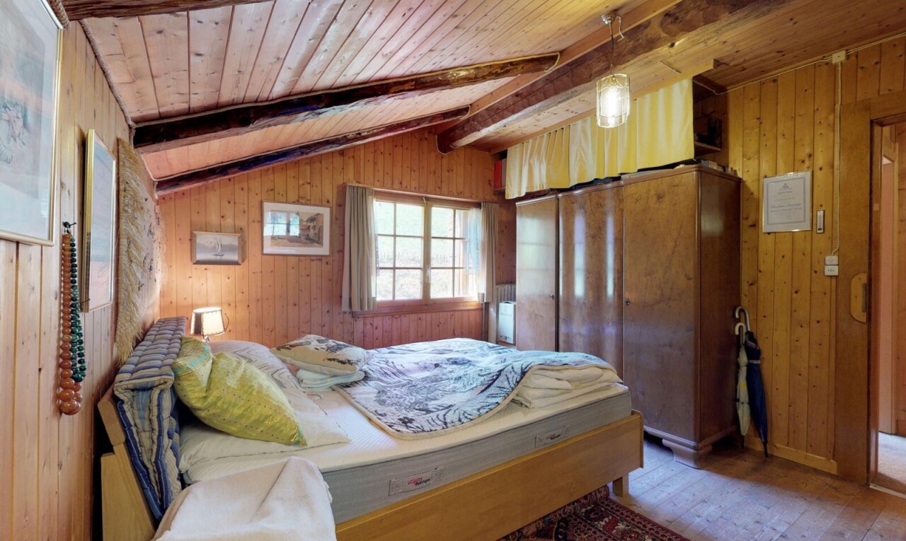 chambre avec wood wall, mur en bois, inside property, wood ceiling, et plafond en bois