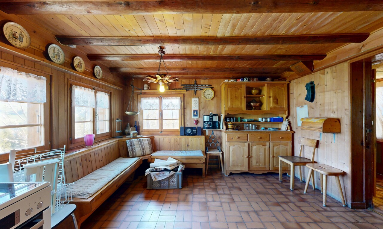 salon avec brick finish floor, sol en finition brique, wood wall, mur en bois, et inside property