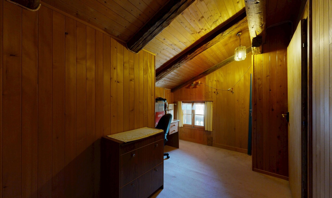 couloir avec plafond à poutres, beamed ceiling, mur en bois, wood wall, et moquette