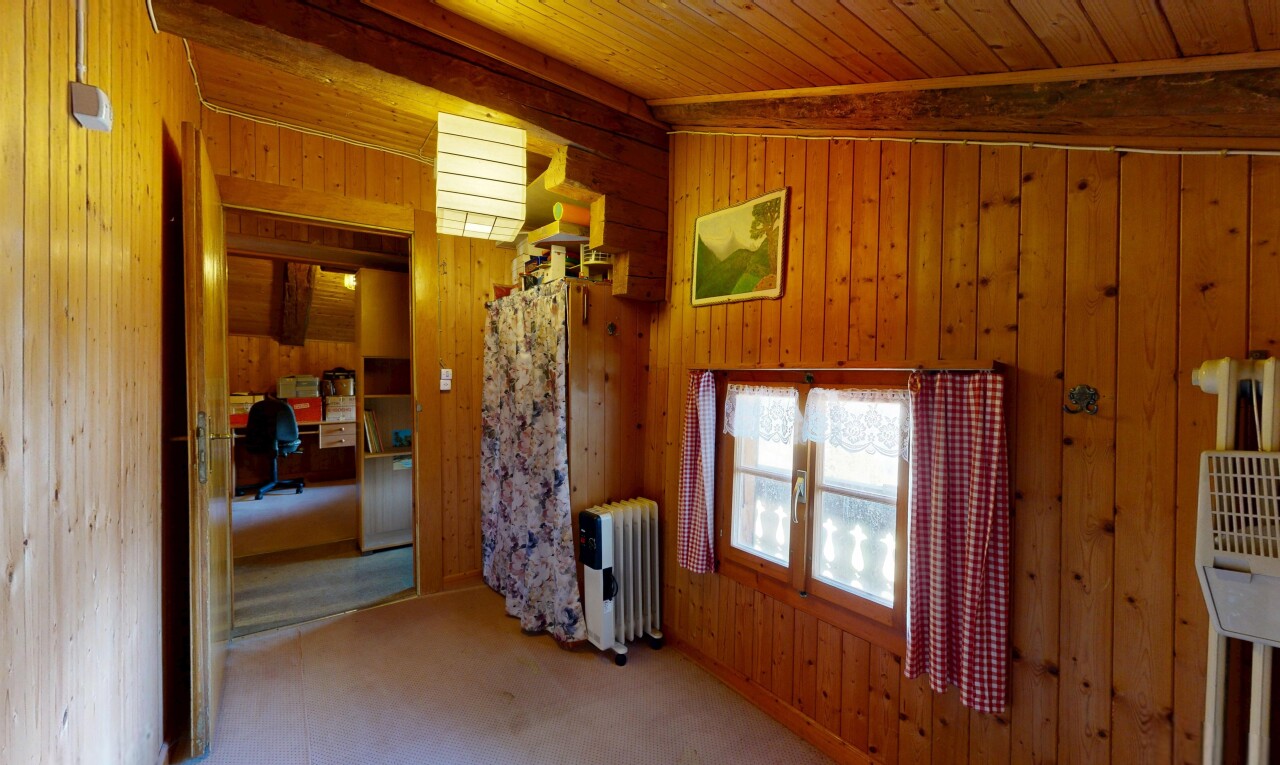 pièce vide avec mur en bois, wood wall, inside property, radiateur, et plafond en bois