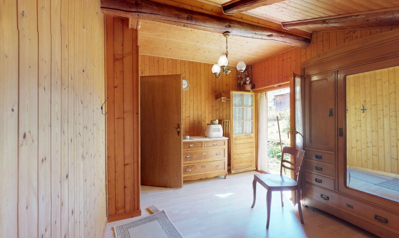 chambre avec lustre remarquable, vaulted ceiling, plafond voûté, inside property, et accès à l'extérieur