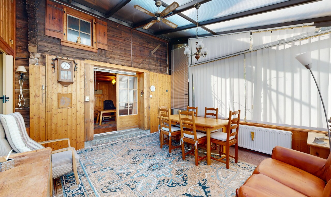 salon / salle à manger avec wood wall, mur en bois, natural light, lumière naturelle, et inside property