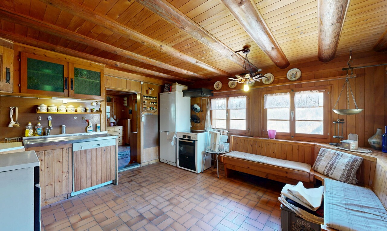 cuisine avec inside property, natural light, lumière naturelle, brick finish floor, et sol en finition brique