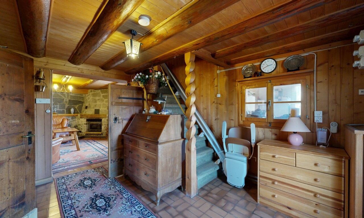 chambre avec sol en finition brique, brick finish floor, plafond en bois, wood ceiling, et inside property