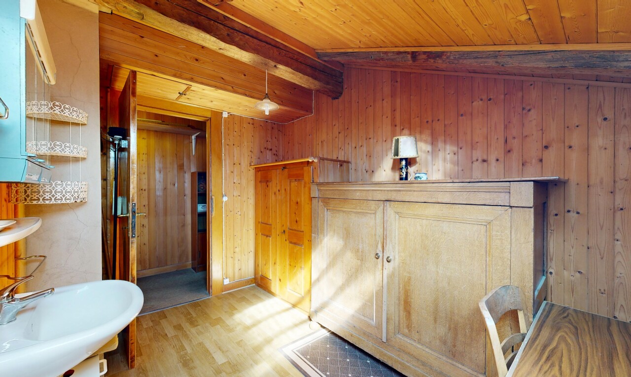 salle de bains avec wood finish floor, sol en finition bois, inside property, wood ceiling, et plafond en bois