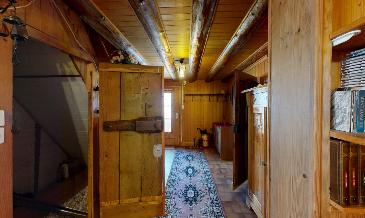espace intérieur avec wood wall, mur en bois, inside property, natural light, et lumière naturelle