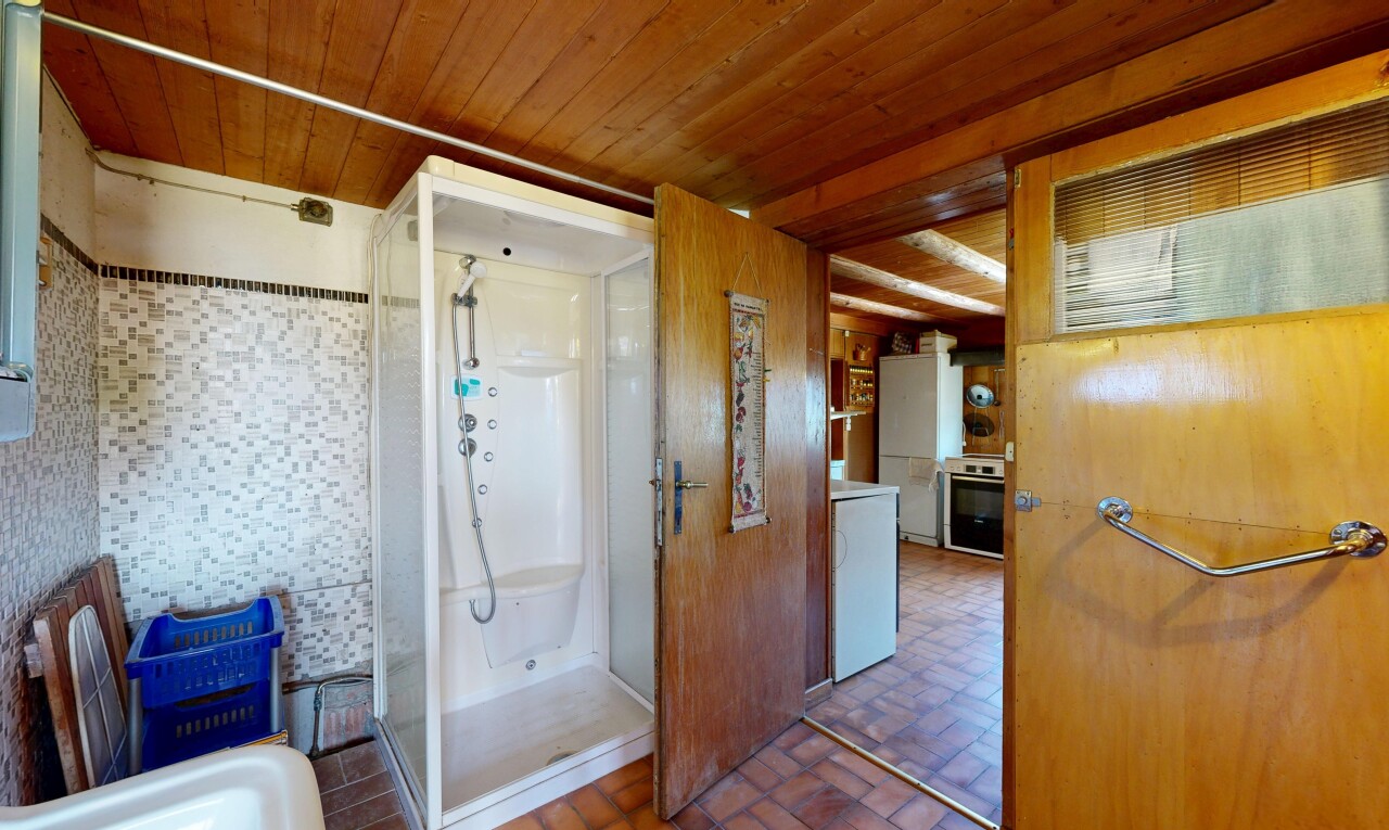 salle de bains avec wood ceiling, plafond en bois, douche, salle de bain complète, et inside property