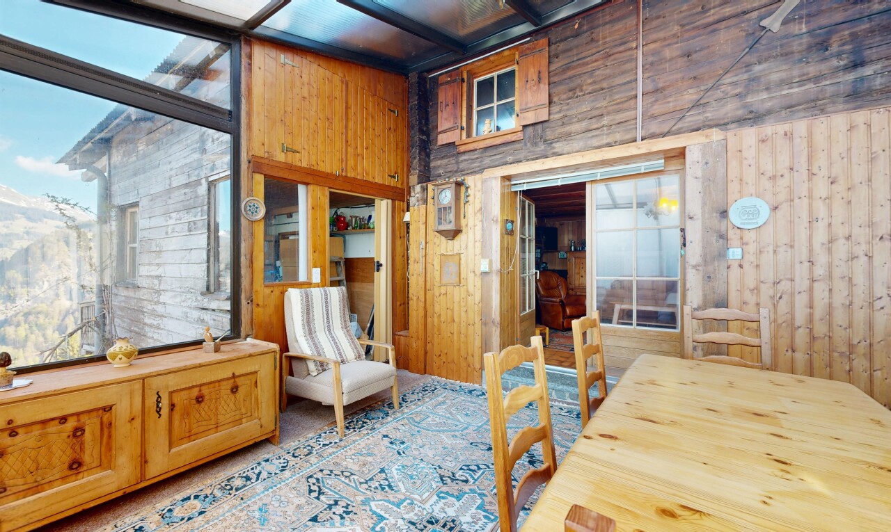 salle à manger avec mur en bois, wood wall, inside property, day time, et lumière naturelle