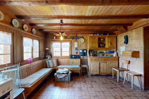 salon avec brick finish floor, sol en finition brique, wood wall, mur en bois, et inside property