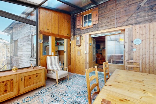 salle à manger avec mur en bois, wood wall, inside property, day time, et lumière naturelle