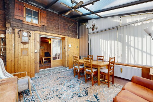 salon / salle à manger avec wood wall, mur en bois, natural light, lumière naturelle, et inside property
