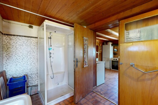 salle de bains avec wood ceiling, plafond en bois, douche, salle de bain complète, et inside property