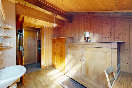 salle de bains avec wood finish floor, sol en finition bois, inside property, wood ceiling, et plafond en bois