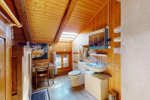 salle de bains avec miroir, chauffe-serviettes, évier, sol en finition bois, et wood finish floor