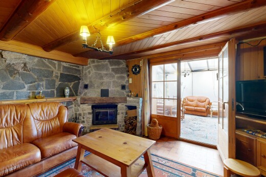salon avec inside property, cheminée, télévision, lumière naturelle, et natural light