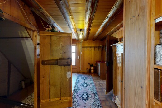 espace intérieur avec wood wall, mur en bois, inside property, natural light, et lumière naturelle