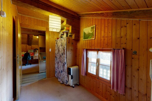 pièce vide avec mur en bois, wood wall, inside property, radiateur, et plafond en bois