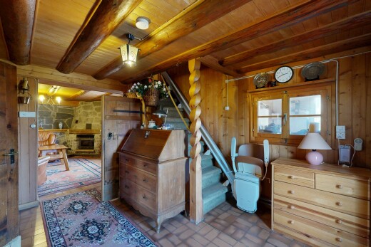 chambre avec sol en finition brique, brick finish floor, plafond en bois, wood ceiling, et inside property