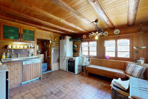cuisine avec inside property, natural light, lumière naturelle, brick finish floor, et sol en finition brique