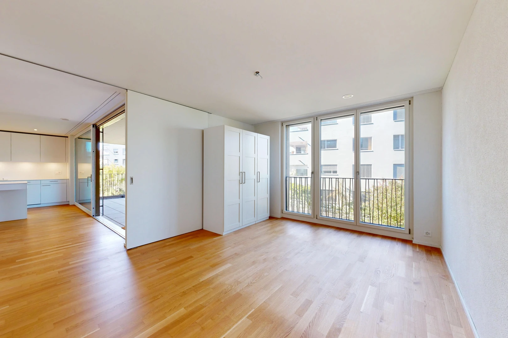 pièce vide avec accès à l'extérieur, inside property, light floor, wood finish floor, et sol en finition bois
