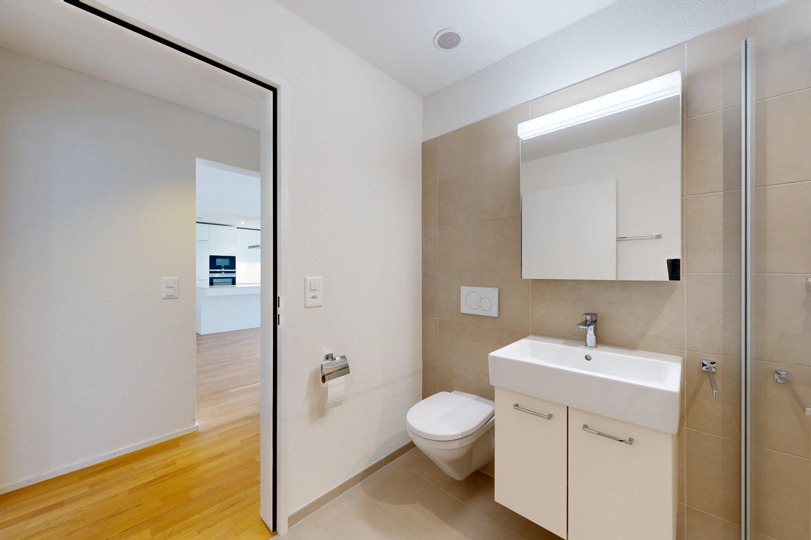 salle de bains avec salle de bain complète, miroir, lavabo (ou coiffeuse selon le contexte), douche, et light floor
