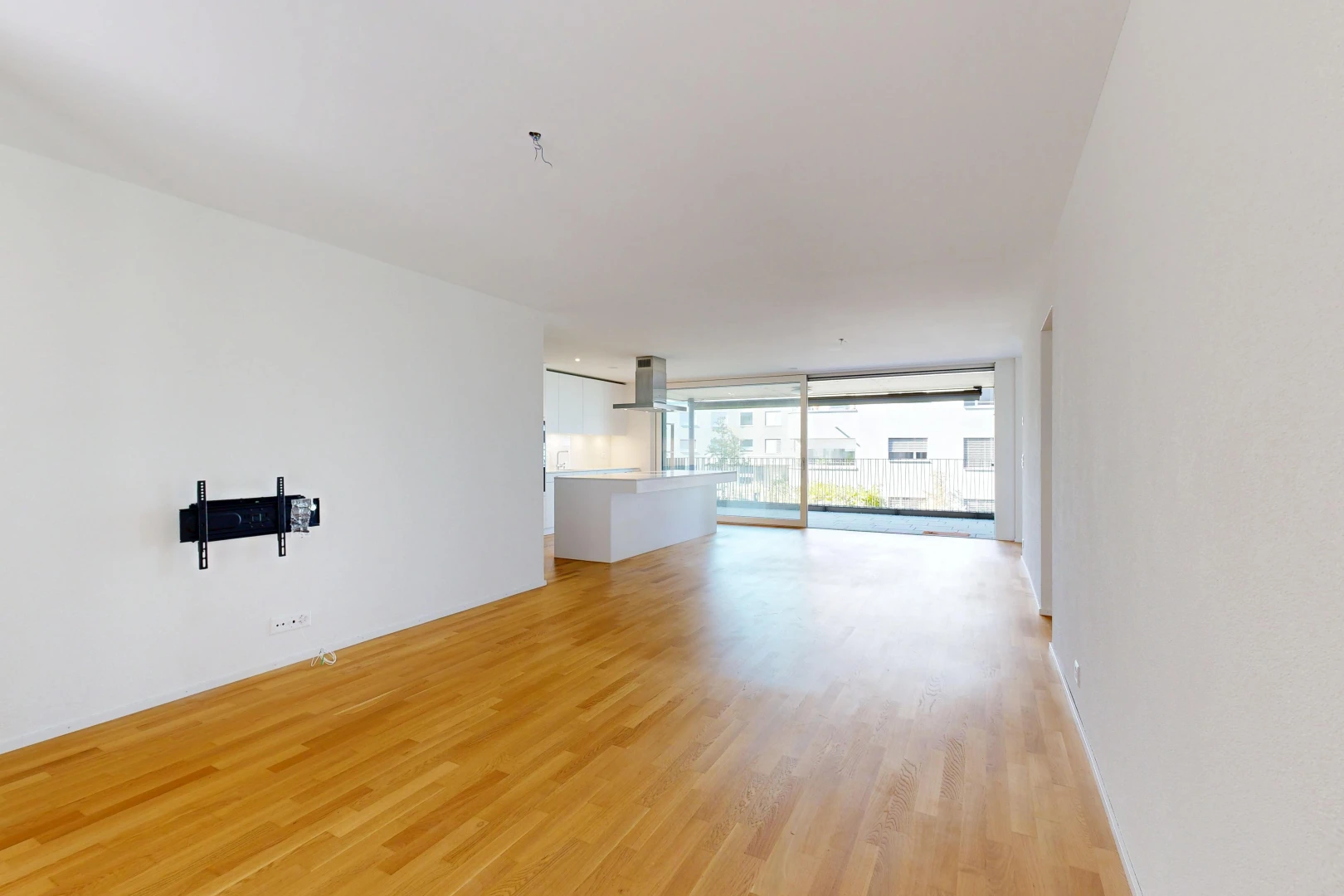 pièce vide avec drywall, cloison sèche, inside property, wood finish floor, et sol en finition bois