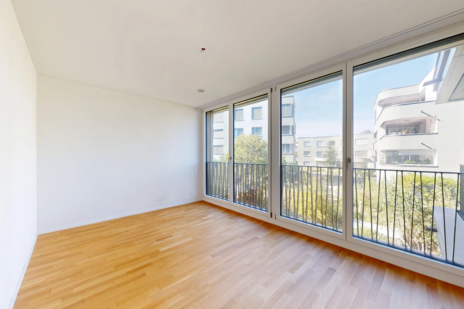 pièce vide avec inside property, drywall, cloison sèche, view focus, et wood finish floor