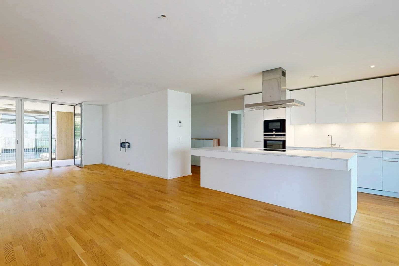cuisine avec hotte, light countertops, plans de travail, opens to living area, et ouvert sur l'espace de vie
